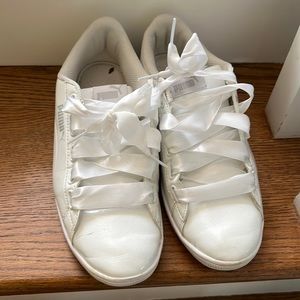 Puma sneaker in white patent leather and ribbon ties
